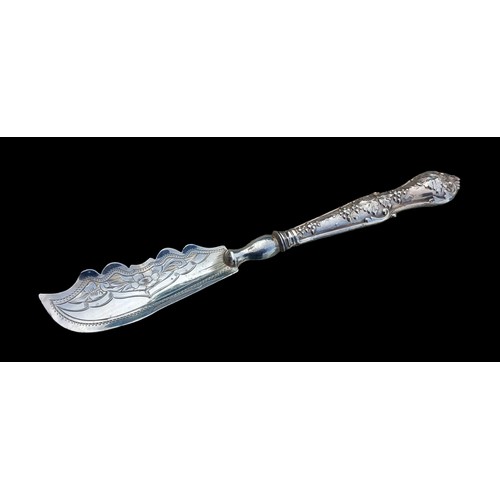 541 - AN ORNATE SOLID SILVER PASTRY KNIFE 23G