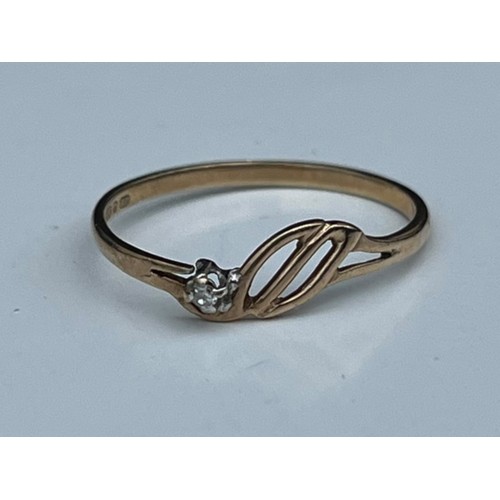 544 - AN ORNATE 9ct GOLD RING SET WITH A DIAMOND