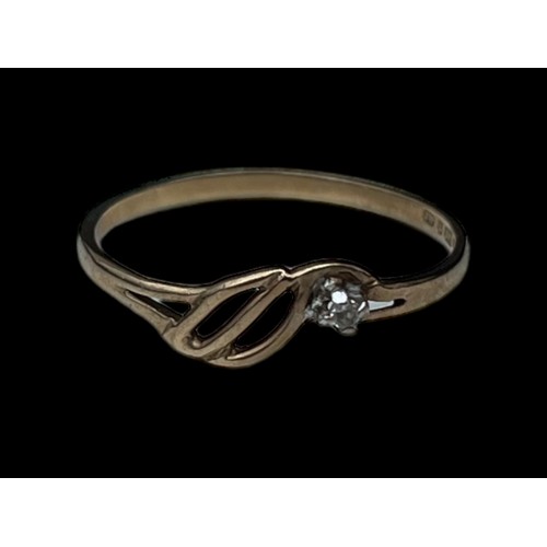 544 - AN ORNATE 9ct GOLD RING SET WITH A DIAMOND