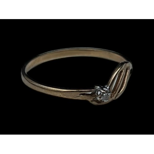 544 - AN ORNATE 9ct GOLD RING SET WITH A DIAMOND