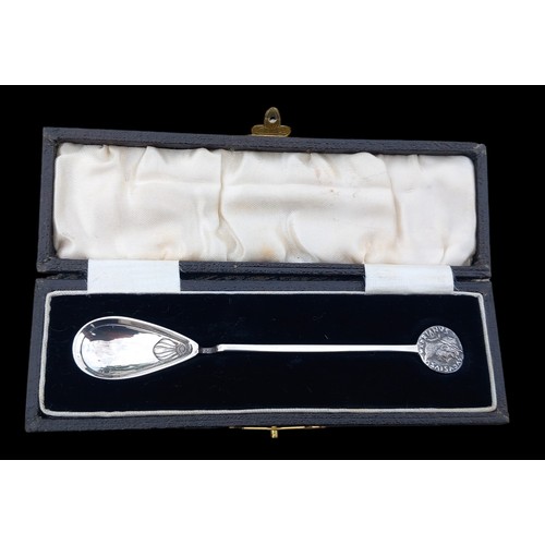 546 - AN USUAL BIRMINGHAM SILVER CADDY SPOON IN A FITTED BOX WITH REPLICA COIN TO TOP 16G