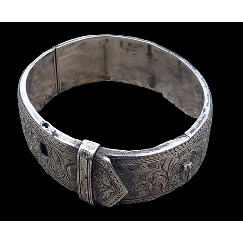 551 - A DECORATIVE BELT & BUCKLE HINGED BANGLE 26.5G (SLIGHT DAMAGE)