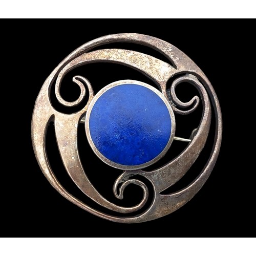 552 - A BEAUTIFUL CELTIC SILVER BROOCH SET WITH BLUE LAPIS STONE