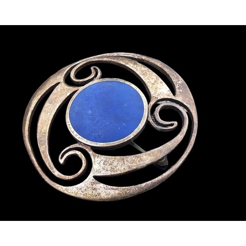 552 - A BEAUTIFUL CELTIC SILVER BROOCH SET WITH BLUE LAPIS STONE