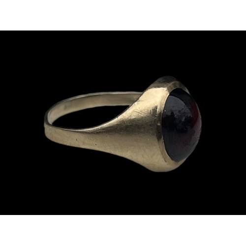 557 - A 9ct GOLD CUBION GARNET RING