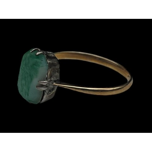 559 - A 9ct GOLD BAND JADE RING (SILVER MOUNT)