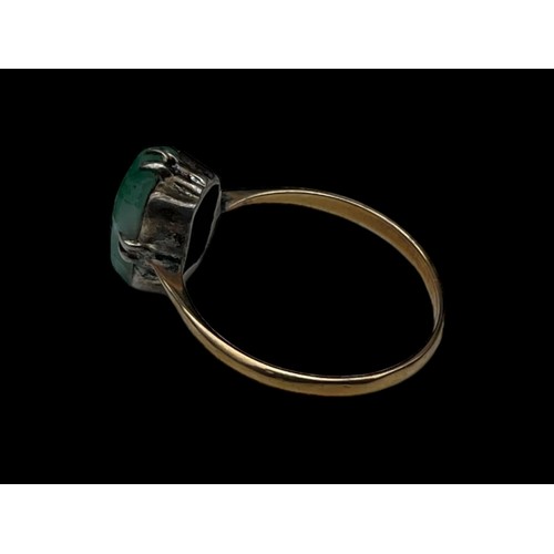 559 - A 9ct GOLD BAND JADE RING (SILVER MOUNT)