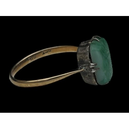 559 - A 9ct GOLD BAND JADE RING (SILVER MOUNT)