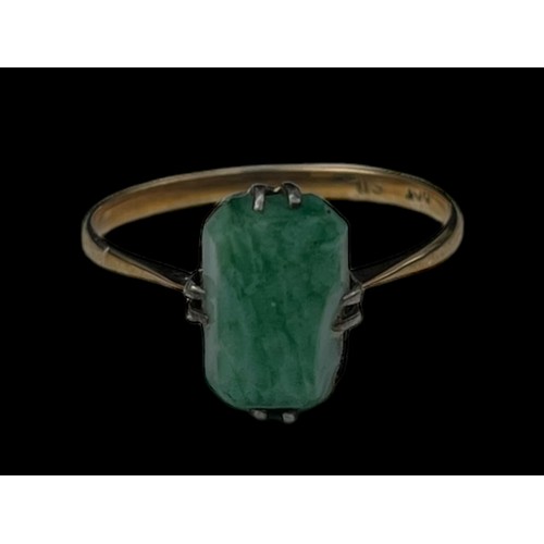 559 - A 9ct GOLD BAND JADE RING (SILVER MOUNT)