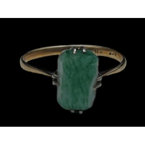 559 - A 9ct GOLD BAND JADE RING (SILVER MOUNT)