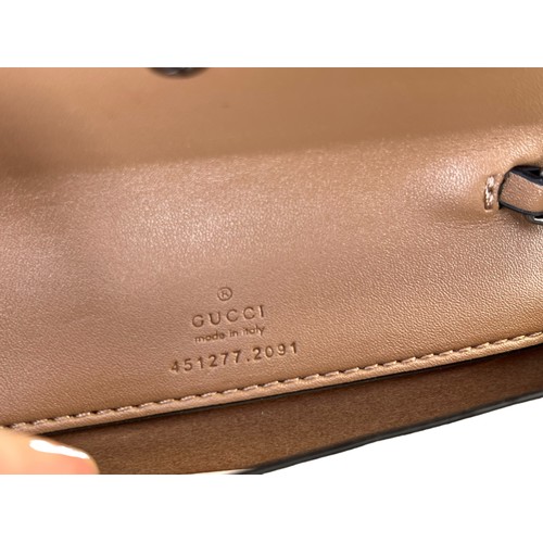 565 - A GENUINE GUCCI LEATHER PURSE