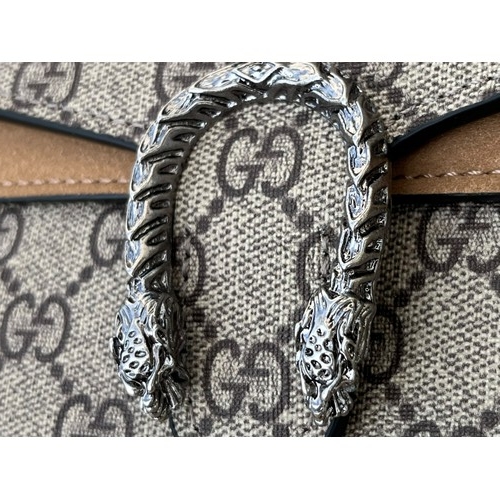 565 - A GENUINE GUCCI LEATHER PURSE