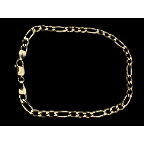 569 - A 9ct GOLD FLAT LINK BRACELET