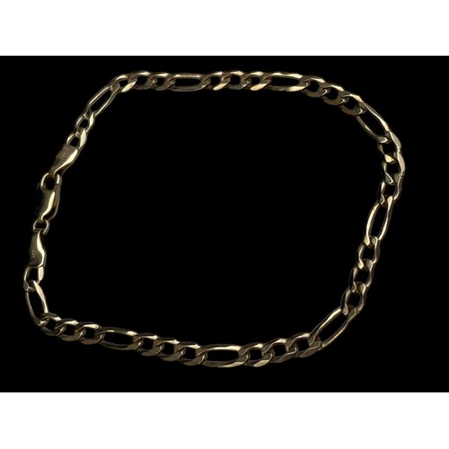 569 - A 9ct GOLD FLAT LINK BRACELET