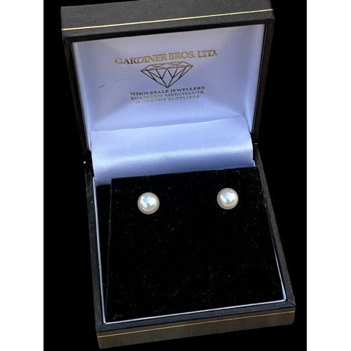 572 - A PAIR OF 9ct GOLD GOOD  QUALITY EARRINGS  (BOXED)