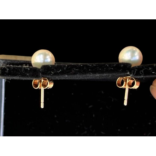 572 - A PAIR OF 9ct GOLD GOOD  QUALITY EARRINGS  (BOXED)