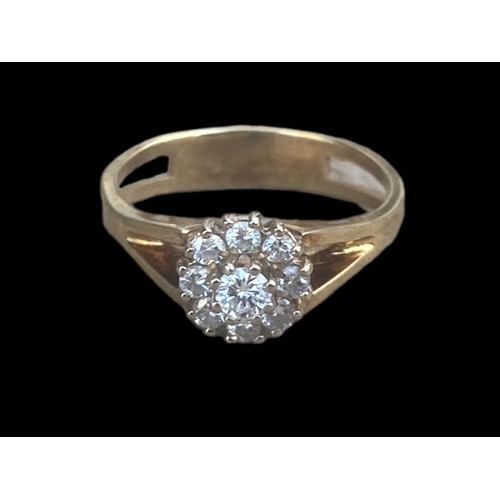 577 - A BEAUTIFUL 18ct DIAMOND CLUSTER RING (0.4ct) WITH INSURANCE VALUATION OF £2000 size p