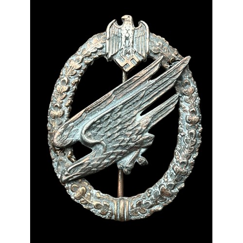 580 - A WWII HERR ARMY FALSCHRIMJAGER QUALIFIVCATION BADGE WITH  MAKERS MARK