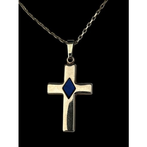 589 - A 9ct GOLD CROSS SET WITH LAPIS STONE ON A LONG 9ct GOLD CHAIN 4.4G