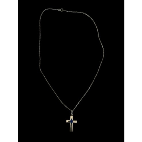 589 - A 9ct GOLD CROSS SET WITH LAPIS STONE ON A LONG 9ct GOLD CHAIN 4.4G