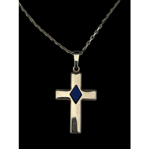 589 - A 9ct GOLD CROSS SET WITH LAPIS STONE ON A LONG 9ct GOLD CHAIN 4.4G