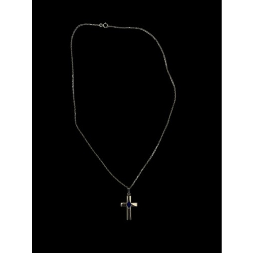 589 - A 9ct GOLD CROSS SET WITH LAPIS STONE ON A LONG 9ct GOLD CHAIN 4.4G