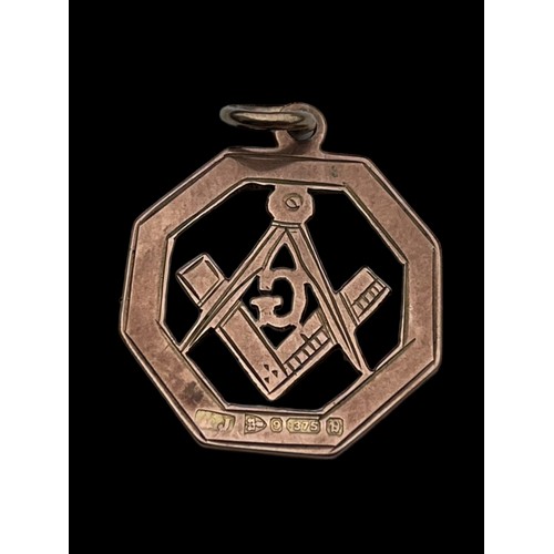 591 - A 9ct GOLD MASONIC PENDANT