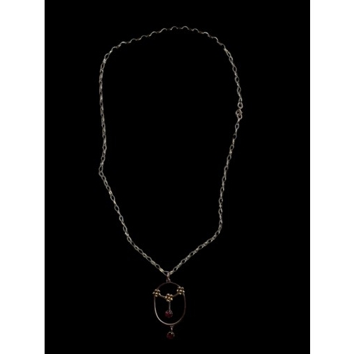 595 - A 9ct GOLD FLORAL PENDANT SET WITH RUBIES ON A 9ct LOOP LINK CHAIN