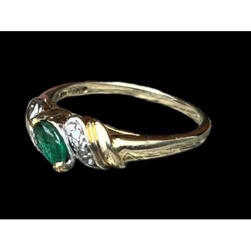 597 - A 14ct GOLD RING WITH EMERALDS AND DIAMOND CHIPS