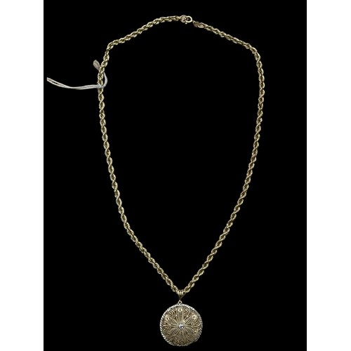 598 - A 9ct GOLD FILIGREE PENDANT ON 9ct ROPE CHAIN