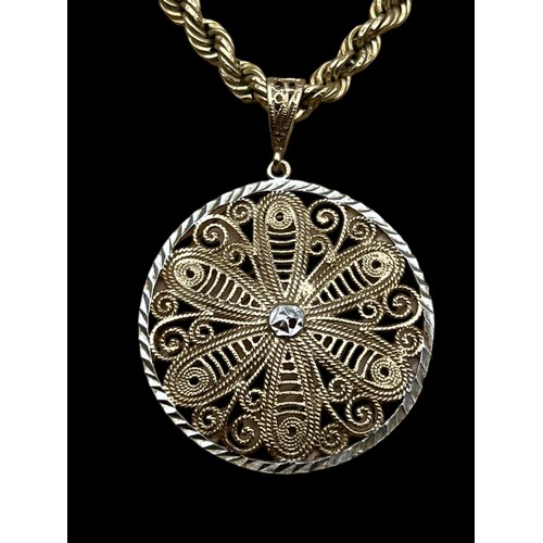 598 - A 9ct GOLD FILIGREE PENDANT ON 9ct ROPE CHAIN