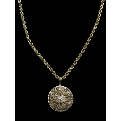 598 - A 9ct GOLD FILIGREE PENDANT ON 9ct ROPE CHAIN