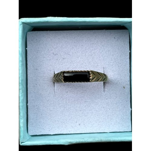 615 - AN ORNATE 9CT GOLD OYNX RING