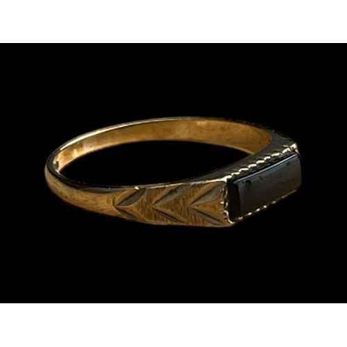 615 - AN ORNATE 9CT GOLD OYNX RING