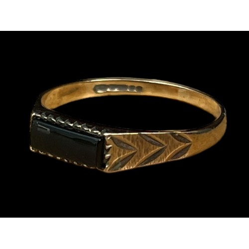 615 - AN ORNATE 9CT GOLD OYNX RING