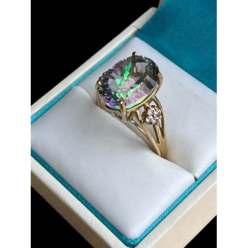 621 - A STUNNING ORNATE 9CT GOLD RING SET WITH A LARGE MYSTICTOPAZ STONE & DIAMONDS