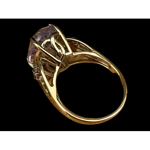 621 - A STUNNING ORNATE 9CT GOLD RING SET WITH A LARGE MYSTICTOPAZ STONE & DIAMONDS