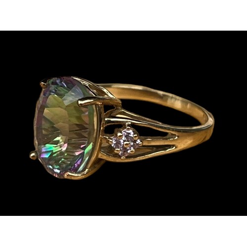 621 - A STUNNING ORNATE 9CT GOLD RING SET WITH A LARGE MYSTICTOPAZ STONE & DIAMONDS