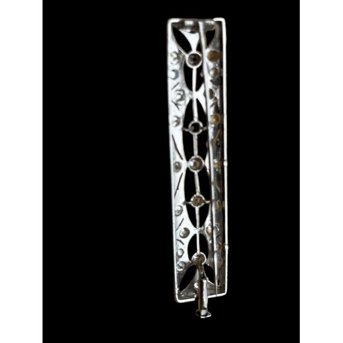 625 - A STUNNING DIAMOND AND PLATINUM SET RECTANGULAR BROOCH OPEN WORK TO CENTRE WITH 5 SEPERATED DIAMONDS... 