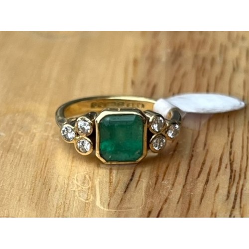 627 - AN 18ct GOLD EMERALD AND DIAMOND RING SQUARE EMERALD CUT WITH 3 BRILLIANT CUT DIAMONDS EACH SIDE SIZ... 