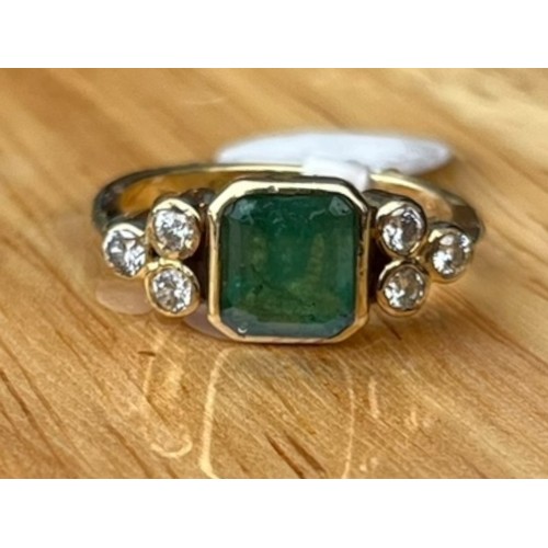 627 - AN 18ct GOLD EMERALD AND DIAMOND RING SQUARE EMERALD CUT WITH 3 BRILLIANT CUT DIAMONDS EACH SIDE SIZ... 