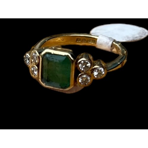 627 - AN 18ct GOLD EMERALD AND DIAMOND RING SQUARE EMERALD CUT WITH 3 BRILLIANT CUT DIAMONDS EACH SIDE SIZ... 