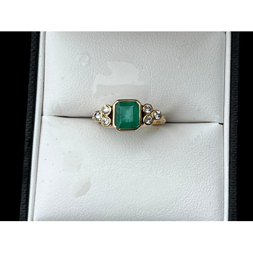 627 - AN 18ct GOLD EMERALD AND DIAMOND RING SQUARE EMERALD CUT WITH 3 BRILLIANT CUT DIAMONDS EACH SIDE SIZ... 