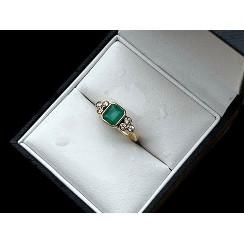 627 - AN 18ct GOLD EMERALD AND DIAMOND RING SQUARE EMERALD CUT WITH 3 BRILLIANT CUT DIAMONDS EACH SIDE SIZ... 