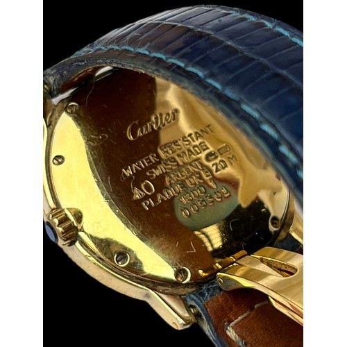 628 - A CARTIER WATCH. MUST DE CARTIER MODEL QUARTZ P.W.O CREAM DIAL & DATE WINDOW 925 GOLD PLATED ON BLUE... 