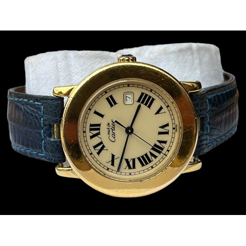 628 - A CARTIER WATCH. MUST DE CARTIER MODEL QUARTZ P.W.O CREAM DIAL & DATE WINDOW 925 GOLD PLATED ON BLUE... 