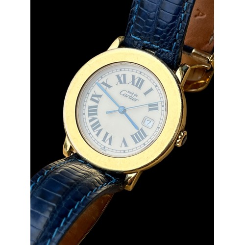 628 - A CARTIER WATCH. MUST DE CARTIER MODEL QUARTZ P.W.O CREAM DIAL & DATE WINDOW 925 GOLD PLATED ON BLUE... 