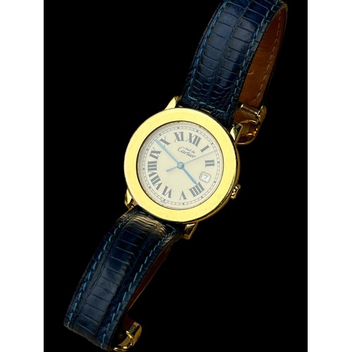 628 - A CARTIER WATCH. MUST DE CARTIER MODEL QUARTZ P.W.O CREAM DIAL & DATE WINDOW 925 GOLD PLATED ON BLUE... 