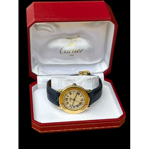 628 - A CARTIER WATCH. MUST DE CARTIER MODEL QUARTZ P.W.O CREAM DIAL & DATE WINDOW 925 GOLD PLATED ON BLUE... 