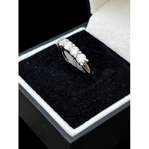 629 - AN 18ct WHITE GOLD 5 STONE DIAMOND RING (1.12ct) SIZE L